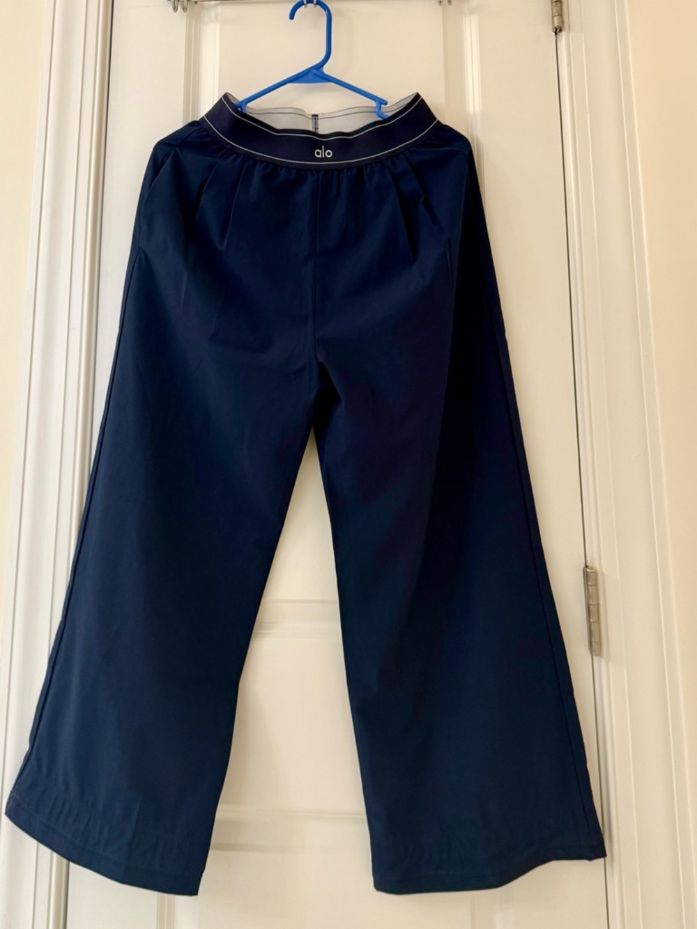ALO Yoga women‘s Navy pant with Contrast Waistband - Picture 3 of 4